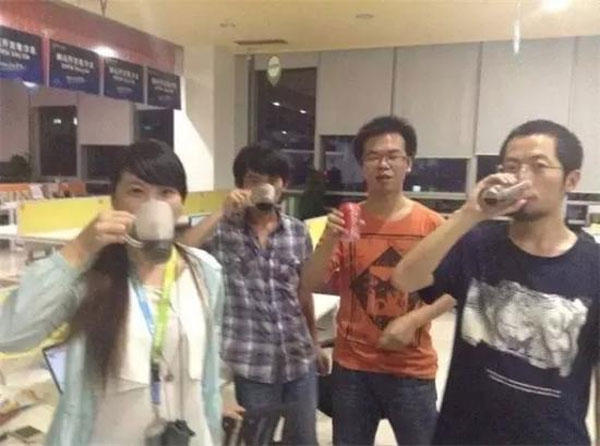 三次轉型后，我們似乎找對了方向，喝可樂慶祝