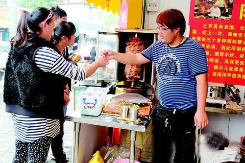 19歲小伙姜偉龍：開4平方米土耳其肉夾饃店已經(jīng)月入過萬