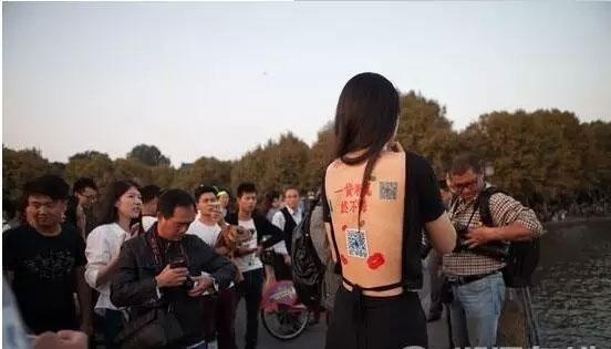 美女西湖邊裸背做廣告一天收入萬元攢錢創(chuàng)業(yè) 美女西湖邊裸背做廣告一天收入萬元攢錢創(chuàng)業(yè)