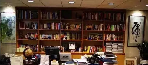 最后一張辦公桌,大家可以猜猜看是哪位CEO的。 最后一張辦公桌,大家可以猜猜看是哪位CEO的。