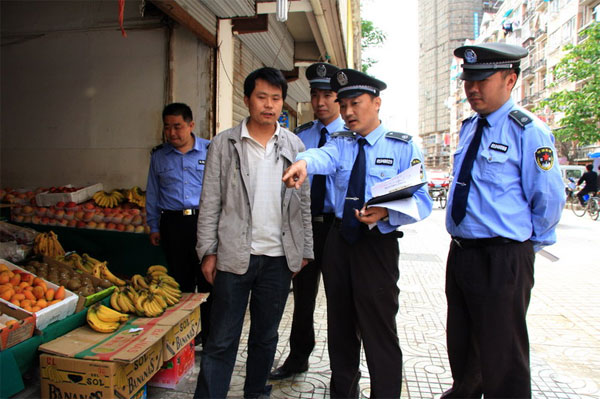 公務(wù)員面試：說說你對城管執(zhí)法人員清理路邊攤兩種行為的看法