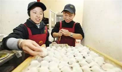 說(shuō)起“狀元水餃”這個(gè)名字,還有一段故事呢。 說(shuō)起“狀元水餃”這個(gè)名字,還有一段故事呢。