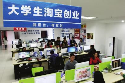 大學生在西南商貿城的電商部內打理自己開的淘寶網店