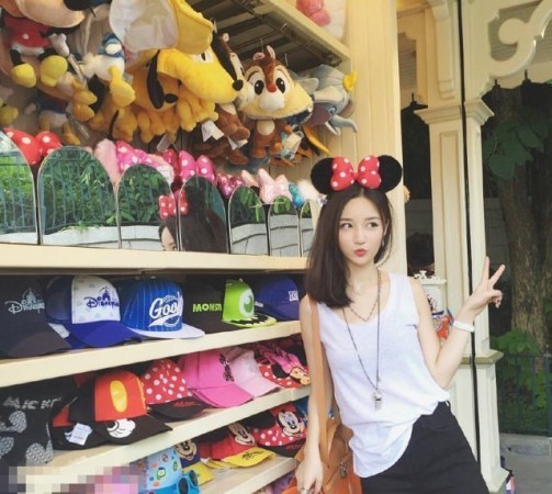 而朱宸慧就是網(wǎng)友熟悉的網(wǎng)紅「雪梨」。1990年出生，2009年，她還是浙江工商大學(xué)經(jīng)濟(jì)學(xué)院國(guó)貿(mào)系的學(xué)生，2011年去紐西蘭留學(xué)，當(dāng)年年底就開(kāi)了淘寶店「錢(qián)夫人」。