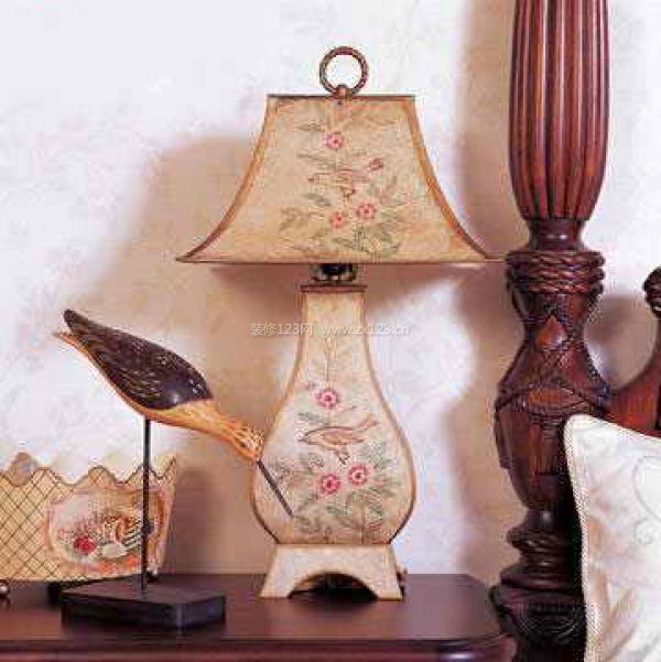 精致高貴歐式臺(tái)燈 高貴人士的高貴選擇(圖)