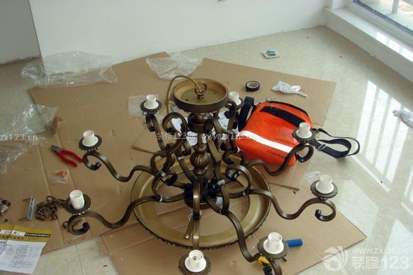 客廳裝飾燈具——依據(jù)說(shuō)明書(shū)安裝燈具